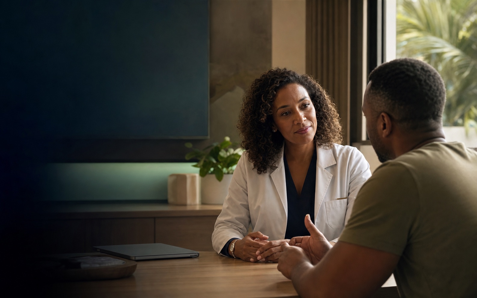 Doctora conversando con una paciente durante una consulta médica
