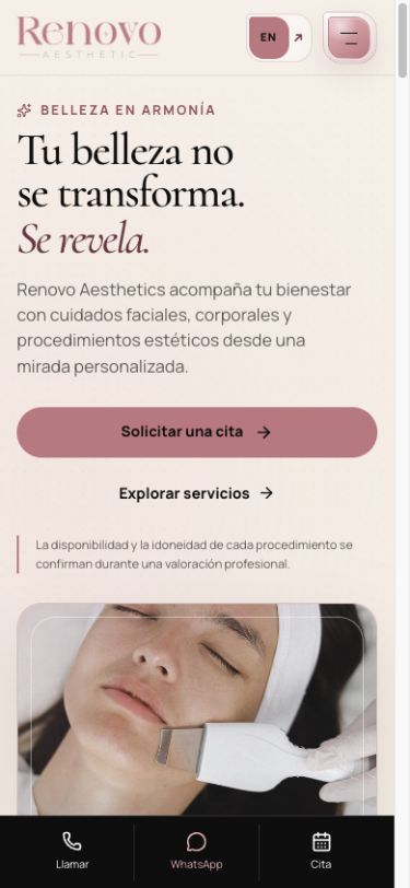 Versión móvil del sitio real de Renovo Aesthetics dedicado a cuidados faciales y corporales